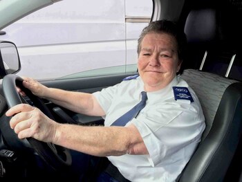 Jill Sanders, oficial del área