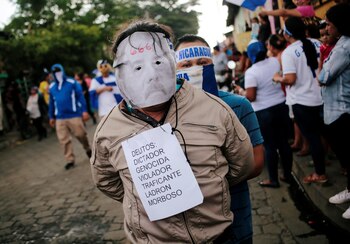 Un manifestante con una máscara