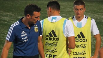 Scaloni, trabajando con el Sub