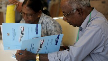 Familiares de los pasajeros leen