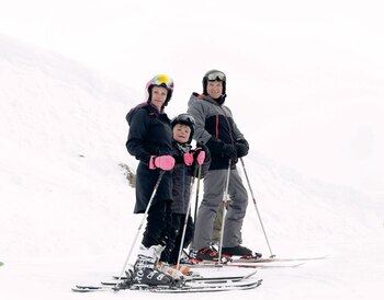 Jimena Cyrulnik, Lucas Kirby y su hijo Calder en la nieve