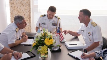 El almirante John Richardson brindó la teleconferencia desde Buenos Aires