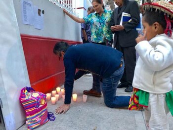 Las veladoras colocadas para la