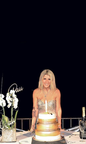 Paula Zanetti sopla las velitas.