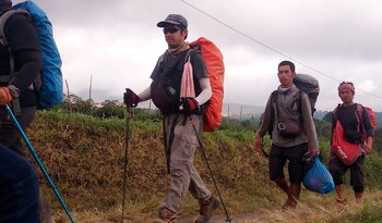 Sendereristas bajan del monte Rinjani