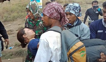 Socorristas ayudan una senderista a