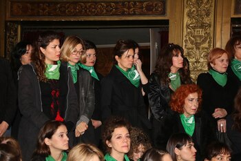 Luisa Kuliok entre sus compañeras