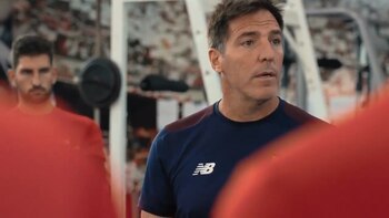 Eduardo Berizzo charla con sus