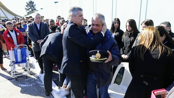 Fabián Perroni saluda a Juan