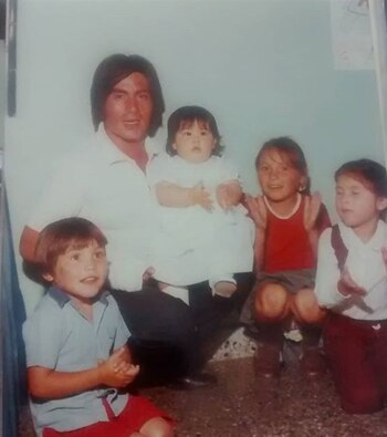 Ramón con sus hijos hace