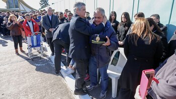 Fabián Perroni saluda a Juan