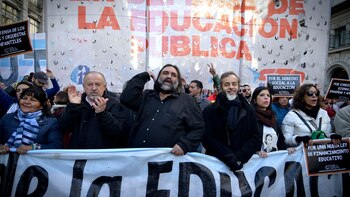 Los gremios docentes volverán a movilizar hoy al Congreso. (Gustavo Gavotti)