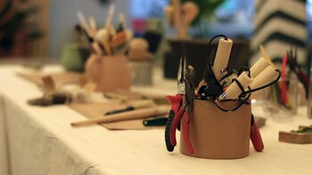 Materiales sobre la mesa: papeles,