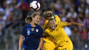 Alrededor de 30 millones de mujeres y niñas juegan fútbol en todo el mundo, según la FIFA (AFP)