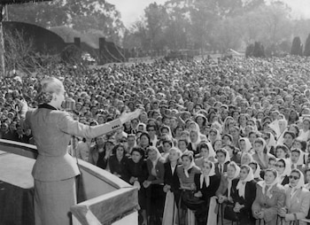 El 21 de agosto de 1946 el proyecto del voto femenino es aprobado por la Cámara de Senadores, para que el 9 de septiembre del año siguiente hiciera lo propio la Cámara de Diputados. Días más tarde, el 23 de septiembre de 1947, se promulga finalmente la Ley 13.010. Evita es una férrea impulsora de la norma. Ese día, ante una Plaza de Mayo atestada de mujeres, pronuncia uno de sus discursos más emblemáticos: “Recibo en este instante de manos del Gobierno de la Nación la ley que consagra nuestros derechos cívicos. Y la recibo, ante vosotras, con la certeza que lo hago en nombre y representación de todas las mujeres argentinas, sintiendo jubilosamente que me tiemblan las manos al contacto del laurel que proclama la victoria” (Getty Images)