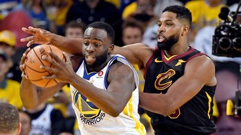 Tristan Thompson y Draymond Green, en pleno encuentro (Grosby Group)