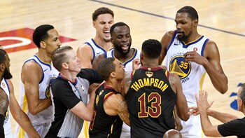 Kevin Durant y LeBron James intervinieron para que la pelea entre Tristan Thompson y Draymond Green no pase a mayores (Grosby Group)