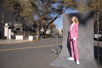 Blazer y pantalón ($ 6.690 y $ 4.190, Trosman), suéter de lana ($ 2.600, Amores y Promesas) y zapatillas de cuero ($ 2.499, Stan Smith by adidas). (Foto: Chris Beliera/Para Ti)