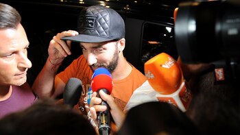 Los medios se arremolinaron a