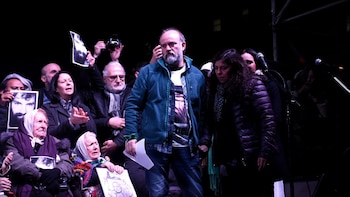 Sergio Maldonado, con su esposa Andrea Antico y Nora Cortiñas, de Madres