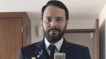 El piloto sigue hospitalizado y