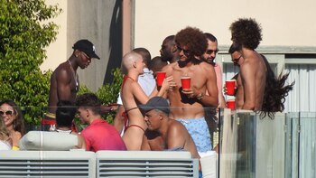 Fellaini comparte un trago y