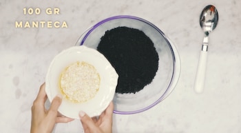 PASO 1: En un bol, triturar las galletitas y mezclarlas con la manteca hasta formar una pasta granulosa.