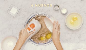 PASO 4: Agregar la esencia de vainilla, la nutella y los 4 huevos. Seguir batiendo.