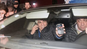 Moyano, sonriente saliendo del acto