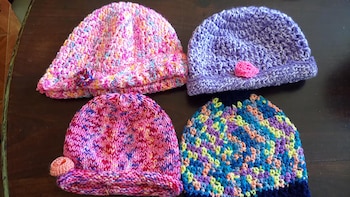 Gorros de lana multicolor tejidos