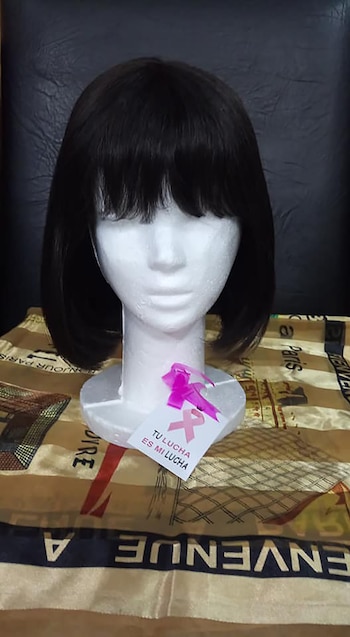 Negro, con flequillo y corte