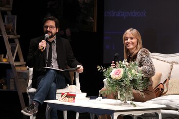 Gloria V. Casañas junto a