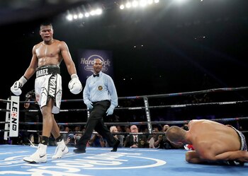 El colombiano Eleider Álvarez venció al ruso Kovalev por noacut el año pasado y le arrebató el título (AFP)