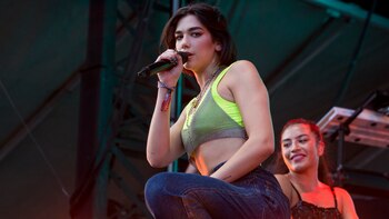 Dua Lipa durante su show