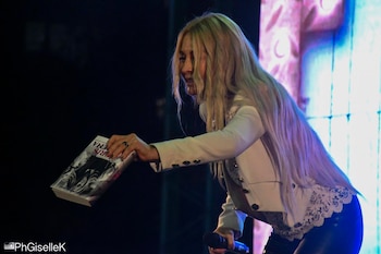 Cris entregando ejemplares del libro