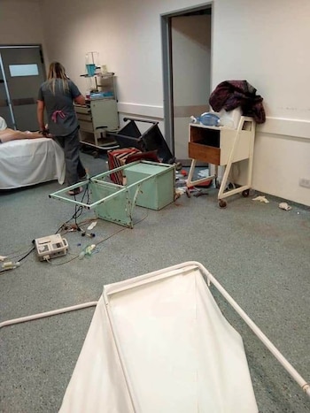 Las imágenes de los destrozos provocados por los familiares del paciente muerto