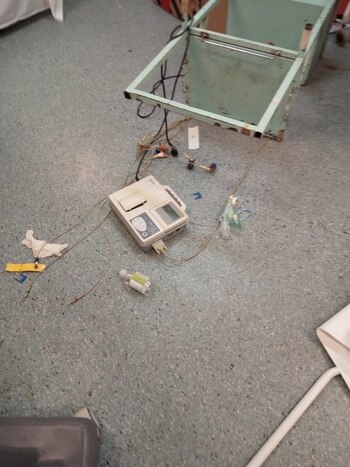 Durante el ataque se rompieron un electrocardiógrafo y un laringoscopio, entre otros artefactos