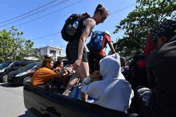 Momento en que evacúan a