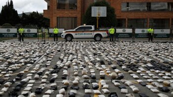 Autoridades incautaron 2 toneladas de marihuana en un camión que se volcó en un abismo de 105 metros.