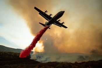El gobierno estadounidense ya había enviado cuatro aviones de carga adaptados como cisternas (AFP)