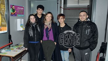 La funcionaria junto a los chicos del Centro de Estudiantes que hicieron posible que, en su escuela, sus compañeros y ellos tengan preservativos gratis: Camila Cassano, Cristian Valderrama, Lucas Vázquez y Nicolás Chávez junto a Soledad Acuña. (Foto Julio César Ruiz/GENTE)
