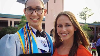 Owen con su profesora de