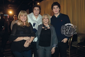 Los Monzón: Pelusa (que les prestó su primera peluca), su hija Silvia y sus nietos Benjamín y Agustín.