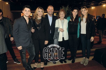 El Chino rodeado de los suyos: su mujer Mirta, su mamá Gloria y sus hijos Julián (cantante), Gabina (embarazada del tercer nieto de Volpato) y Bianca