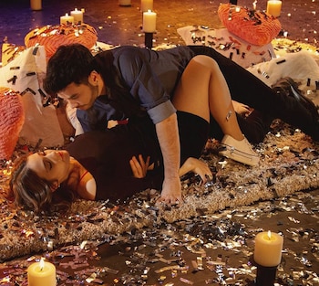 La romántica escena de Ángela