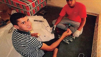 Los mismos jóvenes posan sonrientes.