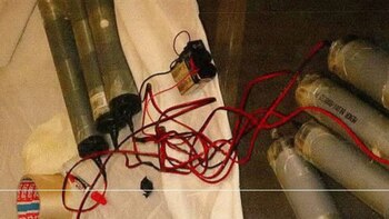 Cilindros cargados de explosivos que