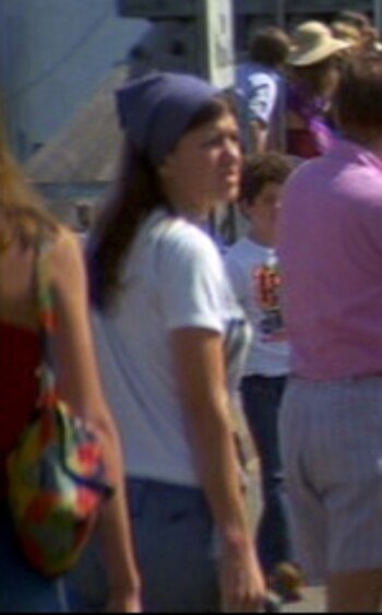 Bandana azul, jeans azules, pelo