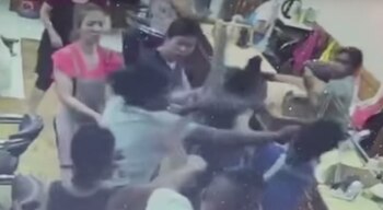 Mujer fue atacada a escobazos