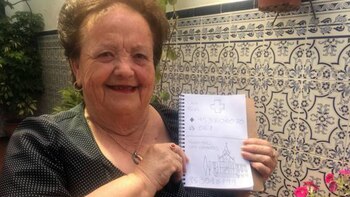 Encarna posa feliz con su